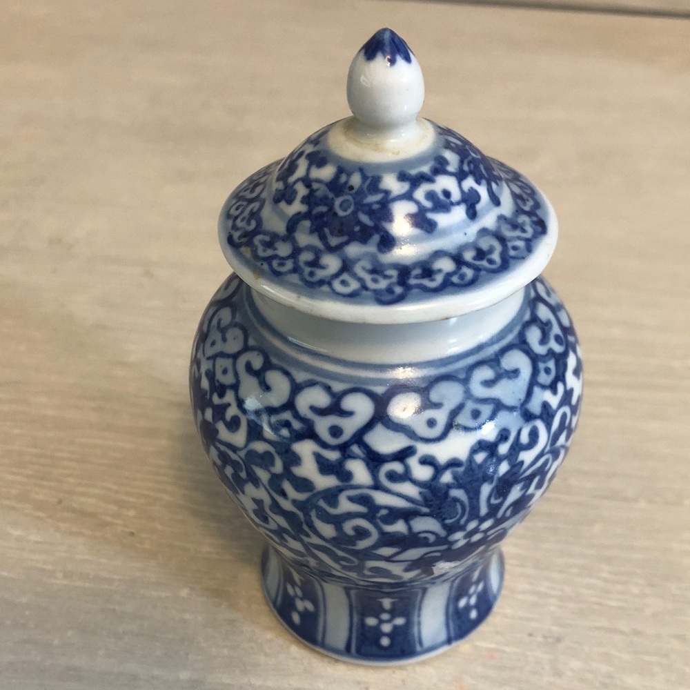 Vintage Chinese hand painted Ginger Jar Jingdezhen Zhi marked